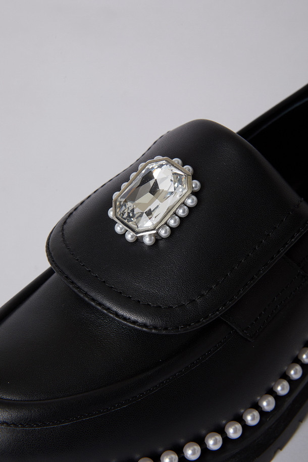 **Coco new 로퍼(블랙)**

세련된 디자인의 Coco new 로퍼는 여성스러운 매력을 더해주는 블랙 컬러의 로퍼입니다. 라운드 앞코와 청키한 굽으로 편안함과 스타일을 동시에 잡았으며, 가죽 소재로 제작되어 고급스러운 룩을 연출합니다. 굽 높이는 중굽으로, 데이트룩, 쇼핑룩, 카페룩 등 다양한 TPO에 활용하기 좋습니다. 클래식, 미니멀, 캐주얼 스타일을 즐겨 입는 분들께 추천하며, 진주 및 보석 장식이 더해져 더욱 특별한 포인트를 더했습니다. 슬립온 디자인으로 편안하게 착용 가능하며, 봄, 가을 시즌에 활용하기 좋은 아이템입니다.
