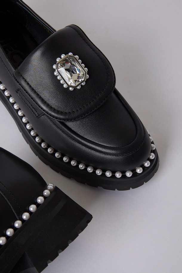 **Coco new 로퍼(블랙)**

세련된 디자인의 Coco new 로퍼는 여성스러운 매력을 더해주는 블랙 컬러의 로퍼입니다. 라운드 앞코와 청키한 굽으로 편안함과 스타일을 동시에 잡았으며, 가죽 소재로 제작되어 고급스러운 룩을 연출합니다. 굽 높이는 중굽으로, 데이트룩, 쇼핑룩, 카페룩 등 다양한 TPO에 활용하기 좋습니다. 클래식, 미니멀, 캐주얼 스타일을 즐겨 입는 분들께 추천하며, 진주 및 보석 장식이 더해져 더욱 특별한 포인트를 더했습니다. 슬립온 디자인으로 편안하게 착용 가능하며, 봄, 가을 시즌에 활용하기 좋은 아이템입니다.
