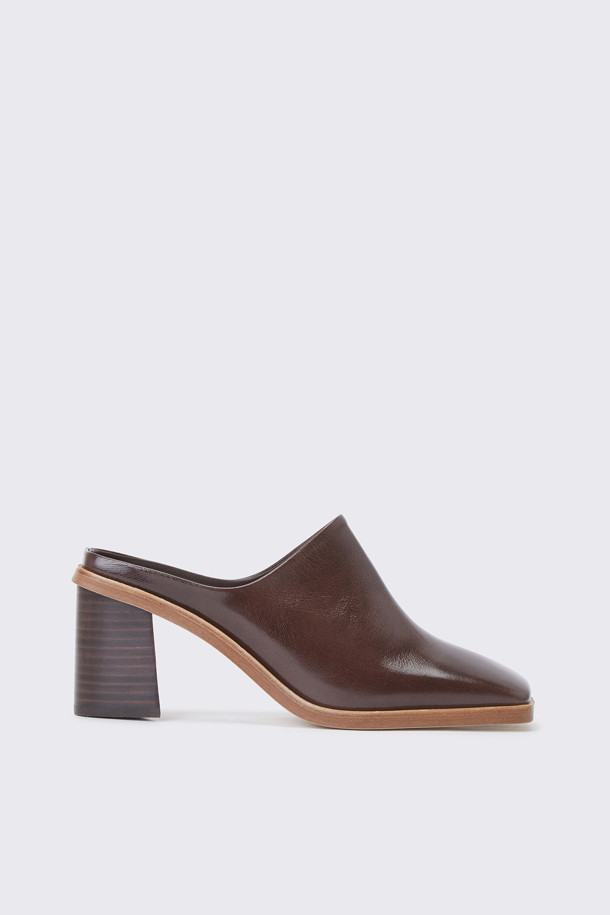 스퀘어 뮬(브라운)은 여성 고객을 위한 데일리 슈즈입니다. 부드러운 소가죽 소재와 무광 까래를 사용하여 고급스러운 착화감을 선사하며, 7cm 청키힐이 안정적인 핏을 제공합니다. 발등을 감싸는 디자인과 스퀘어 라스트, 미끄럼 방지 기능으로 편안함까지 놓치지 않았습니다. 데이트룩, 카페룩, 쇼핑룩 등 다양한 TPO에 클래식, 미니멀, 시크 스타일로 연출하기 좋습니다. 봄, 여름 계절에 어울리는 브라운 컬러의 오픈형 뮬입니다.
