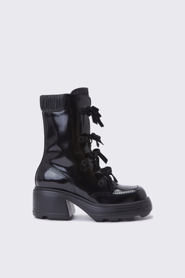 **두기 레이스업 부츠(블랙)**는 여성스러운 매력을 강조하는 부츠입니다. 복스가죽과 양가죽 소재로 제작되어 고급스러운 분위기를 자아내며, 7cm 청키힐이 안정적인 착화감을 제공합니다. 라운드 앞코와 블랙 컬러, 무지 디자인으로 어떤 스타일에도 쉽게 매치할 수 있으며, 발목 주름 디테일과 벨벳 리본끈, 내측 지퍼가 특징입니다. 특히, 앵클 탑라인과 IP소재 몰드가 편안한 착용감을 선사하여 데이트룩, 겨울 데일리룩, 모임룩 등 다양한 TPO에 활용 가능합니다. 클래식, 미니멀, 시크 스타일을 즐기는 여성에게 추천합니다.
