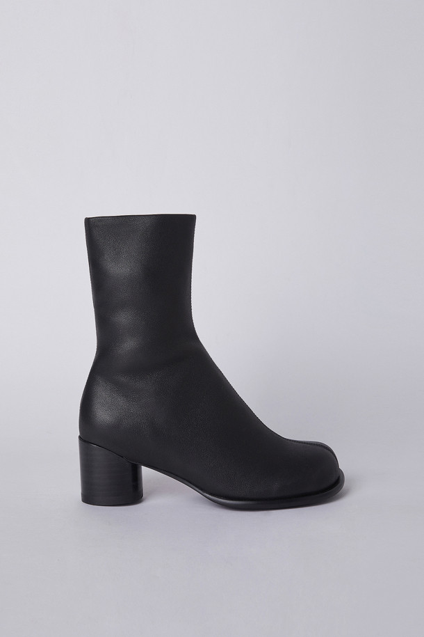 소르베 앵클 부츠(블랙)는 여성스러운 겨울 데일리룩, 출근룩, 모임룩에 잘 어울리는 앵클 부츠입니다. 둥근 코 디자인에 5cm 블록힐로 안정적인 착화감을 제공하며, 와이드 발볼로 편안함을 더했습니다. 램스판 소재에 스판 안감을 사용하여 부드럽고 따뜻하며, 두 겹의 스판이 발목을 감싸는 디자인으로 세련된 스타일을 연출합니다. 무지 패턴의 슬립온 스타일로 미니멀, 클래식, 시크 룩에 매치하기 좋습니다. 가을, 겨울 시즌에 폭넓게 활용할 수 있는 필수 아이템입니다.
