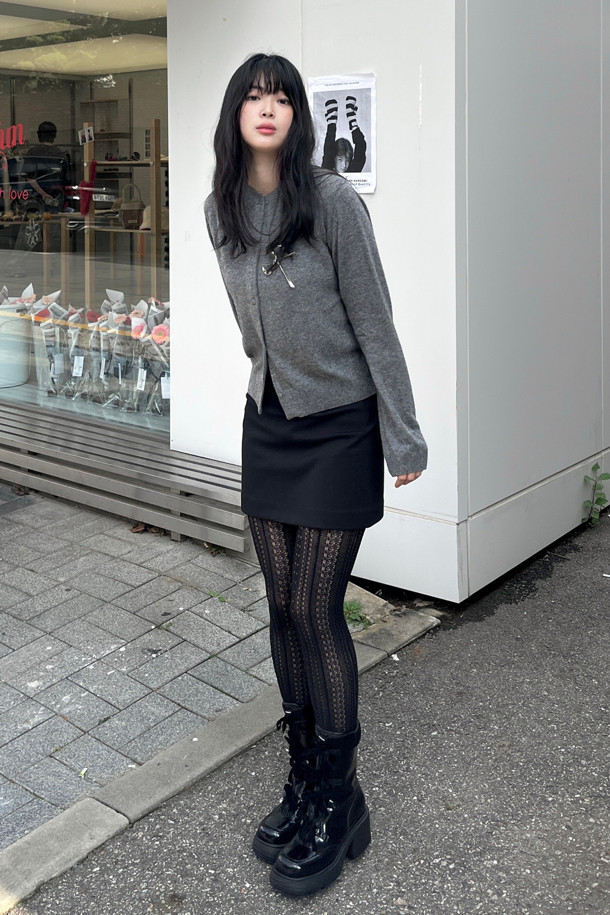 **두기 레이스업 부츠(블랙)**는 여성스러운 매력을 강조하는 부츠입니다. 복스가죽과 양가죽 소재로 제작되어 고급스러운 분위기를 자아내며, 7cm 청키힐이 안정적인 착화감을 제공합니다. 라운드 앞코와 블랙 컬러, 무지 디자인으로 어떤 스타일에도 쉽게 매치할 수 있으며, 발목 주름 디테일과 벨벳 리본끈, 내측 지퍼가 특징입니다. 특히, 앵클 탑라인과 IP소재 몰드가 편안한 착용감을 선사하여 데이트룩, 겨울 데일리룩, 모임룩 등 다양한 TPO에 활용 가능합니다. 클래식, 미니멀, 시크 스타일을 즐기는 여성에게 추천합니다.
