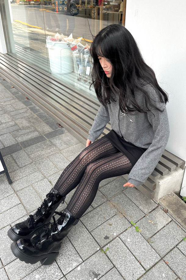 **두기 레이스업 부츠(블랙)**는 여성스러운 매력을 강조하는 부츠입니다. 복스가죽과 양가죽 소재로 제작되어 고급스러운 분위기를 자아내며, 7cm 청키힐이 안정적인 착화감을 제공합니다. 라운드 앞코와 블랙 컬러, 무지 디자인으로 어떤 스타일에도 쉽게 매치할 수 있으며, 발목 주름 디테일과 벨벳 리본끈, 내측 지퍼가 특징입니다. 특히, 앵클 탑라인과 IP소재 몰드가 편안한 착용감을 선사하여 데이트룩, 겨울 데일리룩, 모임룩 등 다양한 TPO에 활용 가능합니다. 클래식, 미니멀, 시크 스타일을 즐기는 여성에게 추천합니다.
