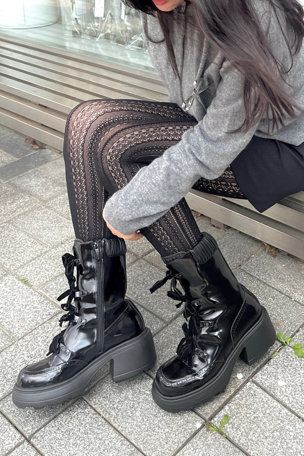 **두기 레이스업 부츠(블랙)**는 여성스러운 매력을 강조하는 부츠입니다. 복스가죽과 양가죽 소재로 제작되어 고급스러운 분위기를 자아내며, 7cm 청키힐이 안정적인 착화감을 제공합니다. 라운드 앞코와 블랙 컬러, 무지 디자인으로 어떤 스타일에도 쉽게 매치할 수 있으며, 발목 주름 디테일과 벨벳 리본끈, 내측 지퍼가 특징입니다. 특히, 앵클 탑라인과 IP소재 몰드가 편안한 착용감을 선사하여 데이트룩, 겨울 데일리룩, 모임룩 등 다양한 TPO에 활용 가능합니다. 클래식, 미니멀, 시크 스타일을 즐기는 여성에게 추천합니다.

