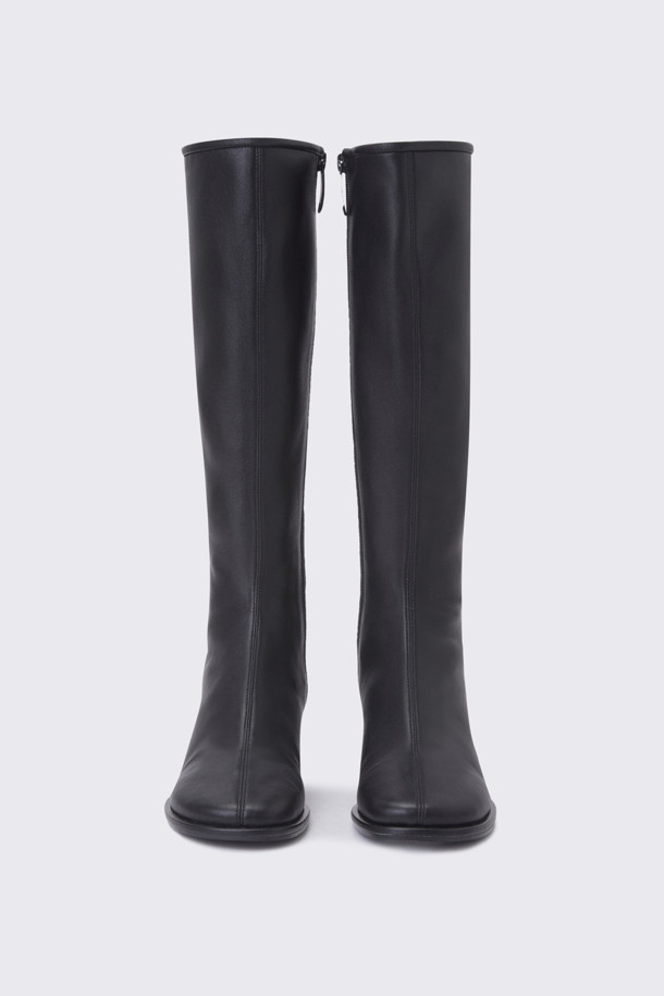 람 스판 롱 부츠(블랙)는 여성들을 위한 데일리 롱부츠입니다. 부드러운 착화감과 슬림한 다리 라인을 연출해 주며, 베이직한 디자인으로 어떤 스타일에도 매치하기 좋습니다. 라운드 앞코에 4cm 미들힐 굽으로 편안함과 세련됨을 동시에 잡았습니다. 가을, 겨울 시즌에 활용하기 좋으며, 블랙 컬러의 무지 패턴으로 클래식, 미니멀, 시크한 룩을 연출할 수 있습니다. 겨울 데일리룩, 출근룩, 모임룩에 활용해 보세요.
