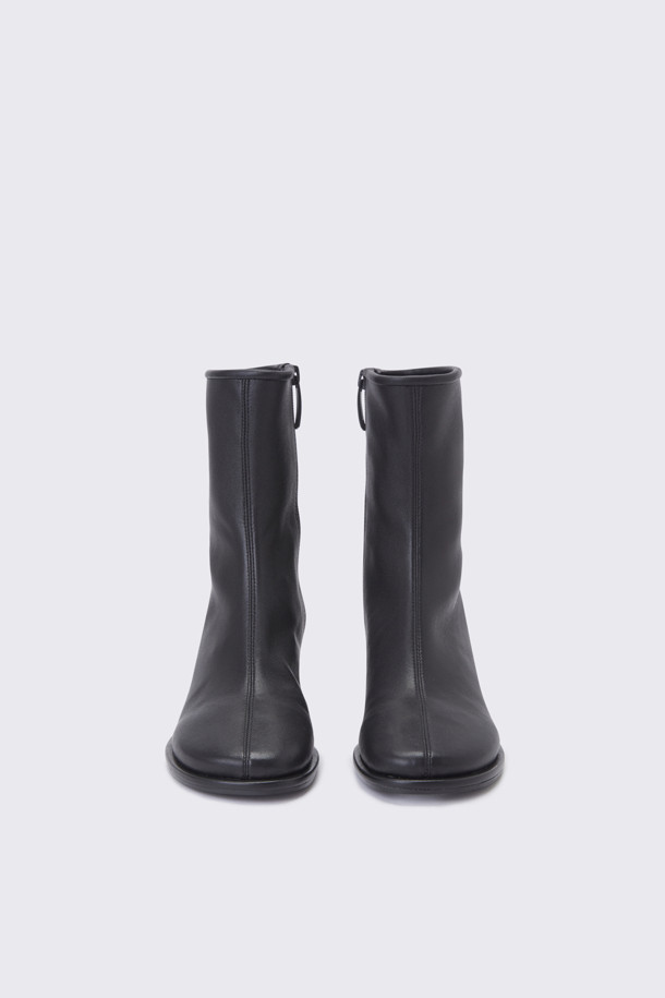 롬멜 앵클 부츠(블랙)는 여성 고객을 위한 신발로, 가을과 겨울에 착용하기 좋습니다. 부드러운 램스판 소재에 라운드 토 디자인으로 편안함을 강조했으며, 6cm 높이의 청키힐이 안정적인 착화감을 제공합니다. 무지 디자인의 블랙 컬러로 어떤 스타일에도 잘 어울리며, 데일리룩, 출근룩, 모임룩 등 다양한 TPO에 활용 가능합니다. 클래식, 미니멀, 시크 스타일을 선호하는 분들께 추천합니다.
