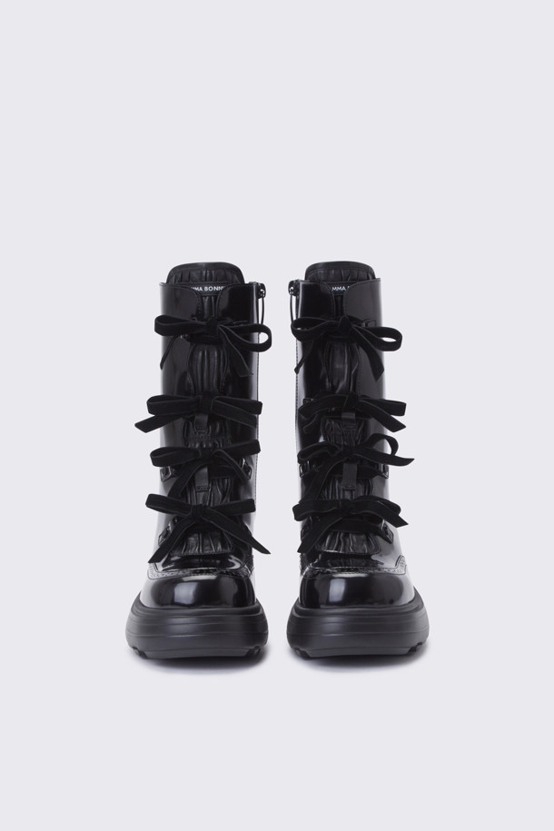 **두기 레이스업 부츠(블랙)**는 여성스러운 매력을 강조하는 부츠입니다. 복스가죽과 양가죽 소재로 제작되어 고급스러운 분위기를 자아내며, 7cm 청키힐이 안정적인 착화감을 제공합니다. 라운드 앞코와 블랙 컬러, 무지 디자인으로 어떤 스타일에도 쉽게 매치할 수 있으며, 발목 주름 디테일과 벨벳 리본끈, 내측 지퍼가 특징입니다. 특히, 앵클 탑라인과 IP소재 몰드가 편안한 착용감을 선사하여 데이트룩, 겨울 데일리룩, 모임룩 등 다양한 TPO에 활용 가능합니다. 클래식, 미니멀, 시크 스타일을 즐기는 여성에게 추천합니다.
