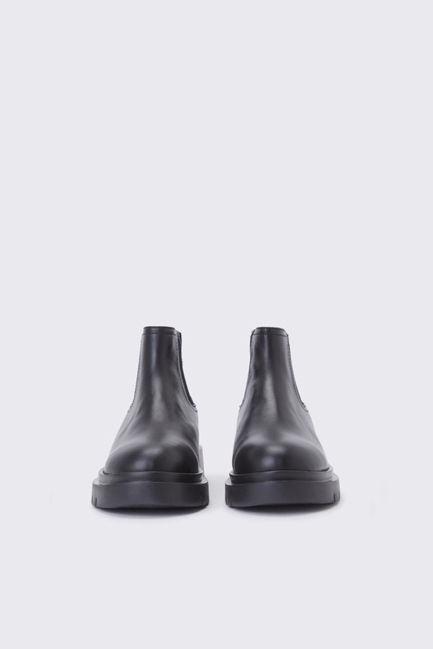 워커 앵클 부츠(블랙)는 여성용 첼시 부츠로, 가을과 겨울에 착용하기 좋습니다. 라운드 앞코와 가죽 소재로 제작되었으며, 로우힐 굽으로 편안한 착용감을 제공합니다. 무지 디자인에 고무밴드 신발 여밈으로 신고 벗기 편리하며, 발이 길어 보이는 디자인이 특징입니다. 데일리룩, 출근룩, 모임룩에 잘 어울리며, 클래식, 미니멀, 시크 스타일을 연출할 수 있습니다.
