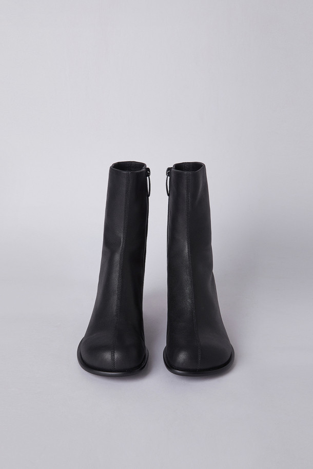 소르베 앵클 부츠(블랙)는 여성스러운 겨울 데일리룩, 출근룩, 모임룩에 잘 어울리는 앵클 부츠입니다. 둥근 코 디자인에 5cm 블록힐로 안정적인 착화감을 제공하며, 와이드 발볼로 편안함을 더했습니다. 램스판 소재에 스판 안감을 사용하여 부드럽고 따뜻하며, 두 겹의 스판이 발목을 감싸는 디자인으로 세련된 스타일을 연출합니다. 무지 패턴의 슬립온 스타일로 미니멀, 클래식, 시크 룩에 매치하기 좋습니다. 가을, 겨울 시즌에 폭넓게 활용할 수 있는 필수 아이템입니다.
