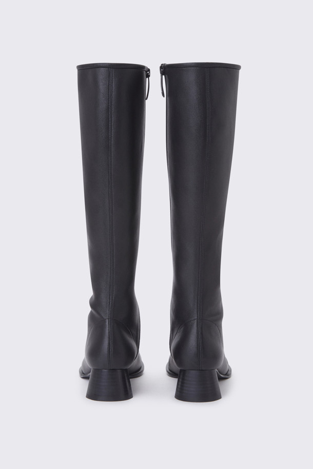 람 스판 롱 부츠(블랙)는 여성들을 위한 데일리 롱부츠입니다. 부드러운 착화감과 슬림한 다리 라인을 연출해 주며, 베이직한 디자인으로 어떤 스타일에도 매치하기 좋습니다. 라운드 앞코에 4cm 미들힐 굽으로 편안함과 세련됨을 동시에 잡았습니다. 가을, 겨울 시즌에 활용하기 좋으며, 블랙 컬러의 무지 패턴으로 클래식, 미니멀, 시크한 룩을 연출할 수 있습니다. 겨울 데일리룩, 출근룩, 모임룩에 활용해 보세요.
