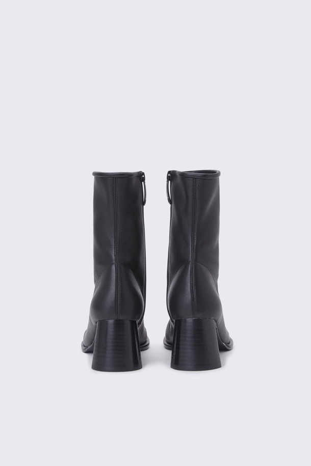 롬멜 앵클 부츠(블랙)는 여성 고객을 위한 신발로, 가을과 겨울에 착용하기 좋습니다. 부드러운 램스판 소재에 라운드 토 디자인으로 편안함을 강조했으며, 6cm 높이의 청키힐이 안정적인 착화감을 제공합니다. 무지 디자인의 블랙 컬러로 어떤 스타일에도 잘 어울리며, 데일리룩, 출근룩, 모임룩 등 다양한 TPO에 활용 가능합니다. 클래식, 미니멀, 시크 스타일을 선호하는 분들께 추천합니다.
