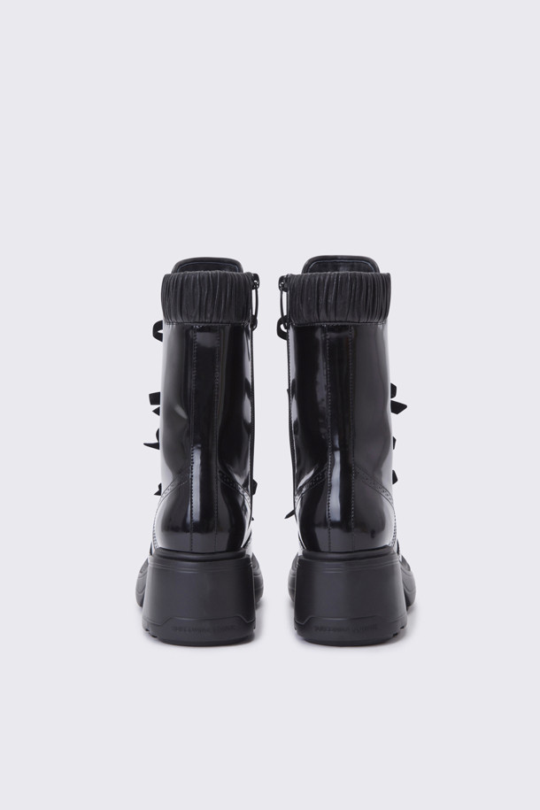 **두기 레이스업 부츠(블랙)**는 여성스러운 매력을 강조하는 부츠입니다. 복스가죽과 양가죽 소재로 제작되어 고급스러운 분위기를 자아내며, 7cm 청키힐이 안정적인 착화감을 제공합니다. 라운드 앞코와 블랙 컬러, 무지 디자인으로 어떤 스타일에도 쉽게 매치할 수 있으며, 발목 주름 디테일과 벨벳 리본끈, 내측 지퍼가 특징입니다. 특히, 앵클 탑라인과 IP소재 몰드가 편안한 착용감을 선사하여 데이트룩, 겨울 데일리룩, 모임룩 등 다양한 TPO에 활용 가능합니다. 클래식, 미니멀, 시크 스타일을 즐기는 여성에게 추천합니다.
