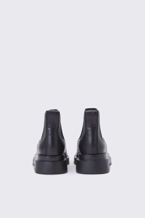 워커 앵클 부츠(블랙)는 여성용 첼시 부츠로, 가을과 겨울에 착용하기 좋습니다. 라운드 앞코와 가죽 소재로 제작되었으며, 로우힐 굽으로 편안한 착용감을 제공합니다. 무지 디자인에 고무밴드 신발 여밈으로 신고 벗기 편리하며, 발이 길어 보이는 디자인이 특징입니다. 데일리룩, 출근룩, 모임룩에 잘 어울리며, 클래식, 미니멀, 시크 스타일을 연출할 수 있습니다.
