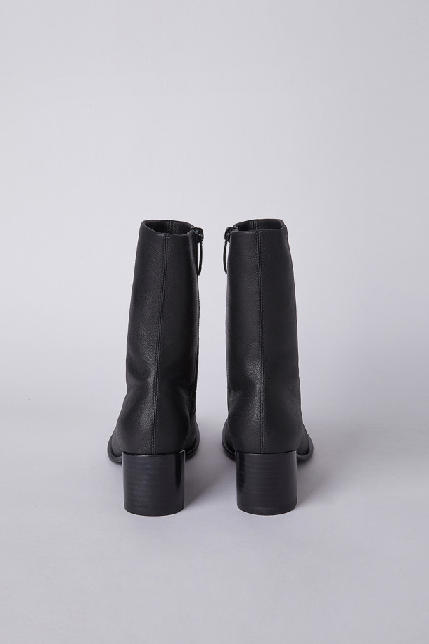 소르베 앵클 부츠(블랙)는 여성스러운 겨울 데일리룩, 출근룩, 모임룩에 잘 어울리는 앵클 부츠입니다. 둥근 코 디자인에 5cm 블록힐로 안정적인 착화감을 제공하며, 와이드 발볼로 편안함을 더했습니다. 램스판 소재에 스판 안감을 사용하여 부드럽고 따뜻하며, 두 겹의 스판이 발목을 감싸는 디자인으로 세련된 스타일을 연출합니다. 무지 패턴의 슬립온 스타일로 미니멀, 클래식, 시크 룩에 매치하기 좋습니다. 가을, 겨울 시즌에 폭넓게 활용할 수 있는 필수 아이템입니다.
