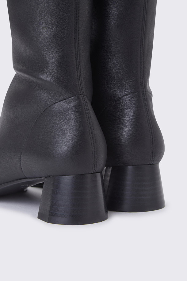 람 스판 롱 부츠(블랙)는 여성들을 위한 데일리 롱부츠입니다. 부드러운 착화감과 슬림한 다리 라인을 연출해 주며, 베이직한 디자인으로 어떤 스타일에도 매치하기 좋습니다. 라운드 앞코에 4cm 미들힐 굽으로 편안함과 세련됨을 동시에 잡았습니다. 가을, 겨울 시즌에 활용하기 좋으며, 블랙 컬러의 무지 패턴으로 클래식, 미니멀, 시크한 룩을 연출할 수 있습니다. 겨울 데일리룩, 출근룩, 모임룩에 활용해 보세요.
