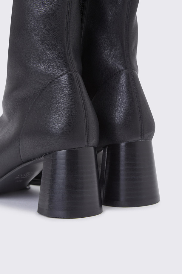 롬멜 앵클 부츠(블랙)는 여성 고객을 위한 신발로, 가을과 겨울에 착용하기 좋습니다. 부드러운 램스판 소재에 라운드 토 디자인으로 편안함을 강조했으며, 6cm 높이의 청키힐이 안정적인 착화감을 제공합니다. 무지 디자인의 블랙 컬러로 어떤 스타일에도 잘 어울리며, 데일리룩, 출근룩, 모임룩 등 다양한 TPO에 활용 가능합니다. 클래식, 미니멀, 시크 스타일을 선호하는 분들께 추천합니다.
