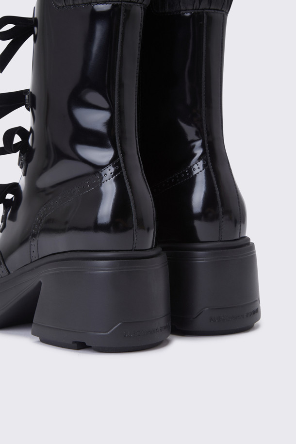 **두기 레이스업 부츠(블랙)**는 여성스러운 매력을 강조하는 부츠입니다. 복스가죽과 양가죽 소재로 제작되어 고급스러운 분위기를 자아내며, 7cm 청키힐이 안정적인 착화감을 제공합니다. 라운드 앞코와 블랙 컬러, 무지 디자인으로 어떤 스타일에도 쉽게 매치할 수 있으며, 발목 주름 디테일과 벨벳 리본끈, 내측 지퍼가 특징입니다. 특히, 앵클 탑라인과 IP소재 몰드가 편안한 착용감을 선사하여 데이트룩, 겨울 데일리룩, 모임룩 등 다양한 TPO에 활용 가능합니다. 클래식, 미니멀, 시크 스타일을 즐기는 여성에게 추천합니다.
