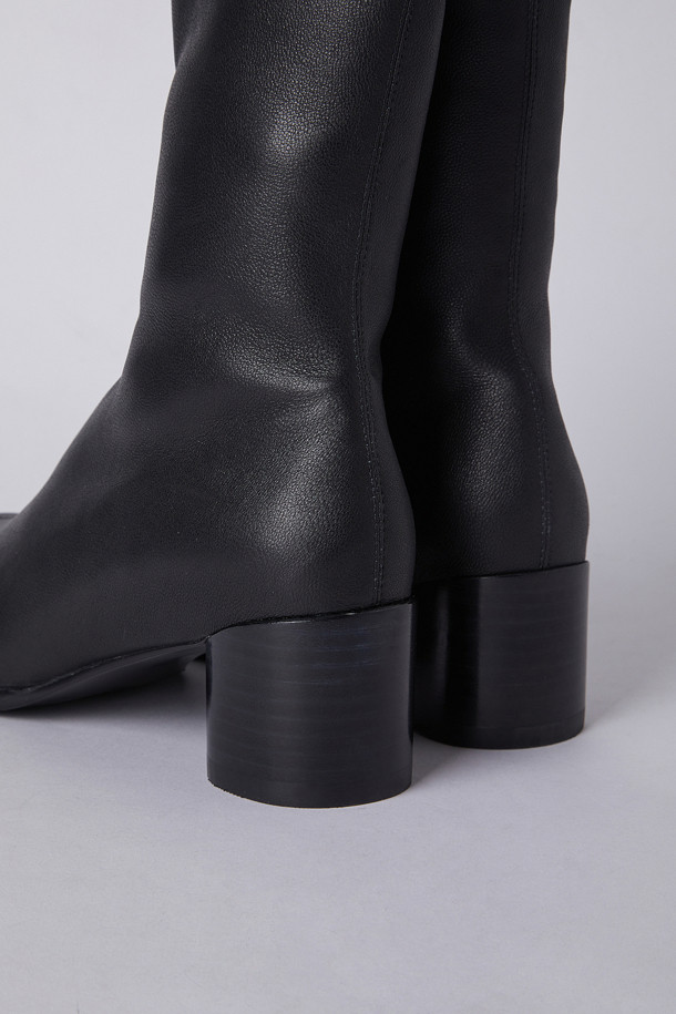 소르베 앵클 부츠(블랙)는 여성스러운 겨울 데일리룩, 출근룩, 모임룩에 잘 어울리는 앵클 부츠입니다. 둥근 코 디자인에 5cm 블록힐로 안정적인 착화감을 제공하며, 와이드 발볼로 편안함을 더했습니다. 램스판 소재에 스판 안감을 사용하여 부드럽고 따뜻하며, 두 겹의 스판이 발목을 감싸는 디자인으로 세련된 스타일을 연출합니다. 무지 패턴의 슬립온 스타일로 미니멀, 클래식, 시크 룩에 매치하기 좋습니다. 가을, 겨울 시즌에 폭넓게 활용할 수 있는 필수 아이템입니다.
