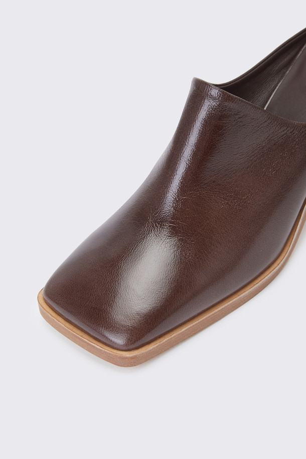 스퀘어 뮬(브라운)은 여성 고객을 위한 데일리 슈즈입니다. 부드러운 소가죽 소재와 무광 까래를 사용하여 고급스러운 착화감을 선사하며, 7cm 청키힐이 안정적인 핏을 제공합니다. 발등을 감싸는 디자인과 스퀘어 라스트, 미끄럼 방지 기능으로 편안함까지 놓치지 않았습니다. 데이트룩, 카페룩, 쇼핑룩 등 다양한 TPO에 클래식, 미니멀, 시크 스타일로 연출하기 좋습니다. 봄, 여름 계절에 어울리는 브라운 컬러의 오픈형 뮬입니다.
