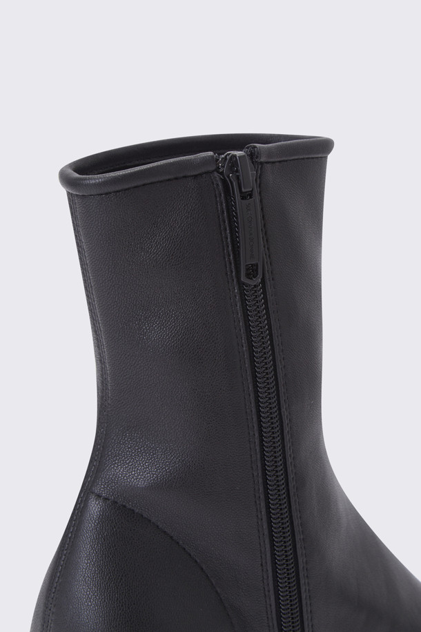 롬멜 앵클 부츠(블랙)는 여성 고객을 위한 신발로, 가을과 겨울에 착용하기 좋습니다. 부드러운 램스판 소재에 라운드 토 디자인으로 편안함을 강조했으며, 6cm 높이의 청키힐이 안정적인 착화감을 제공합니다. 무지 디자인의 블랙 컬러로 어떤 스타일에도 잘 어울리며, 데일리룩, 출근룩, 모임룩 등 다양한 TPO에 활용 가능합니다. 클래식, 미니멀, 시크 스타일을 선호하는 분들께 추천합니다.
