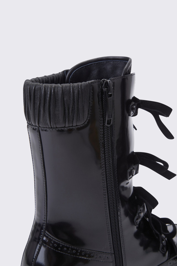 **두기 레이스업 부츠(블랙)**는 여성스러운 매력을 강조하는 부츠입니다. 복스가죽과 양가죽 소재로 제작되어 고급스러운 분위기를 자아내며, 7cm 청키힐이 안정적인 착화감을 제공합니다. 라운드 앞코와 블랙 컬러, 무지 디자인으로 어떤 스타일에도 쉽게 매치할 수 있으며, 발목 주름 디테일과 벨벳 리본끈, 내측 지퍼가 특징입니다. 특히, 앵클 탑라인과 IP소재 몰드가 편안한 착용감을 선사하여 데이트룩, 겨울 데일리룩, 모임룩 등 다양한 TPO에 활용 가능합니다. 클래식, 미니멀, 시크 스타일을 즐기는 여성에게 추천합니다.
