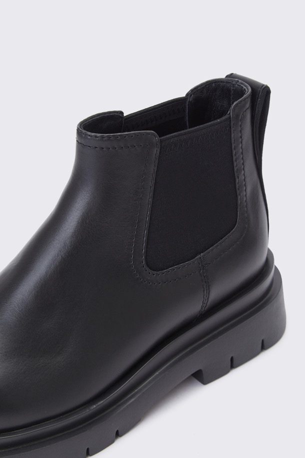 워커 앵클 부츠(블랙)는 여성용 첼시 부츠로, 가을과 겨울에 착용하기 좋습니다. 라운드 앞코와 가죽 소재로 제작되었으며, 로우힐 굽으로 편안한 착용감을 제공합니다. 무지 디자인에 고무밴드 신발 여밈으로 신고 벗기 편리하며, 발이 길어 보이는 디자인이 특징입니다. 데일리룩, 출근룩, 모임룩에 잘 어울리며, 클래식, 미니멀, 시크 스타일을 연출할 수 있습니다.
