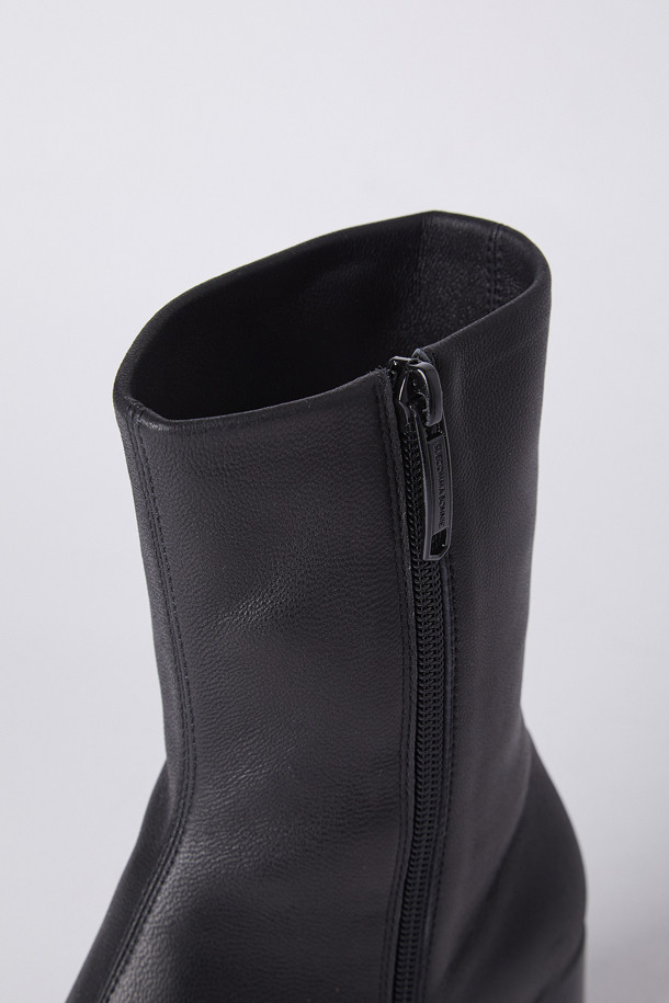 소르베 앵클 부츠(블랙)는 여성스러운 겨울 데일리룩, 출근룩, 모임룩에 잘 어울리는 앵클 부츠입니다. 둥근 코 디자인에 5cm 블록힐로 안정적인 착화감을 제공하며, 와이드 발볼로 편안함을 더했습니다. 램스판 소재에 스판 안감을 사용하여 부드럽고 따뜻하며, 두 겹의 스판이 발목을 감싸는 디자인으로 세련된 스타일을 연출합니다. 무지 패턴의 슬립온 스타일로 미니멀, 클래식, 시크 룩에 매치하기 좋습니다. 가을, 겨울 시즌에 폭넓게 활용할 수 있는 필수 아이템입니다.
