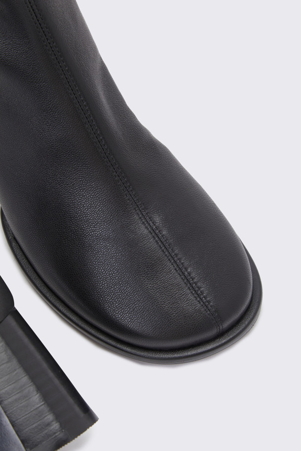 롬멜 앵클 부츠(블랙)는 여성 고객을 위한 신발로, 가을과 겨울에 착용하기 좋습니다. 부드러운 램스판 소재에 라운드 토 디자인으로 편안함을 강조했으며, 6cm 높이의 청키힐이 안정적인 착화감을 제공합니다. 무지 디자인의 블랙 컬러로 어떤 스타일에도 잘 어울리며, 데일리룩, 출근룩, 모임룩 등 다양한 TPO에 활용 가능합니다. 클래식, 미니멀, 시크 스타일을 선호하는 분들께 추천합니다.
