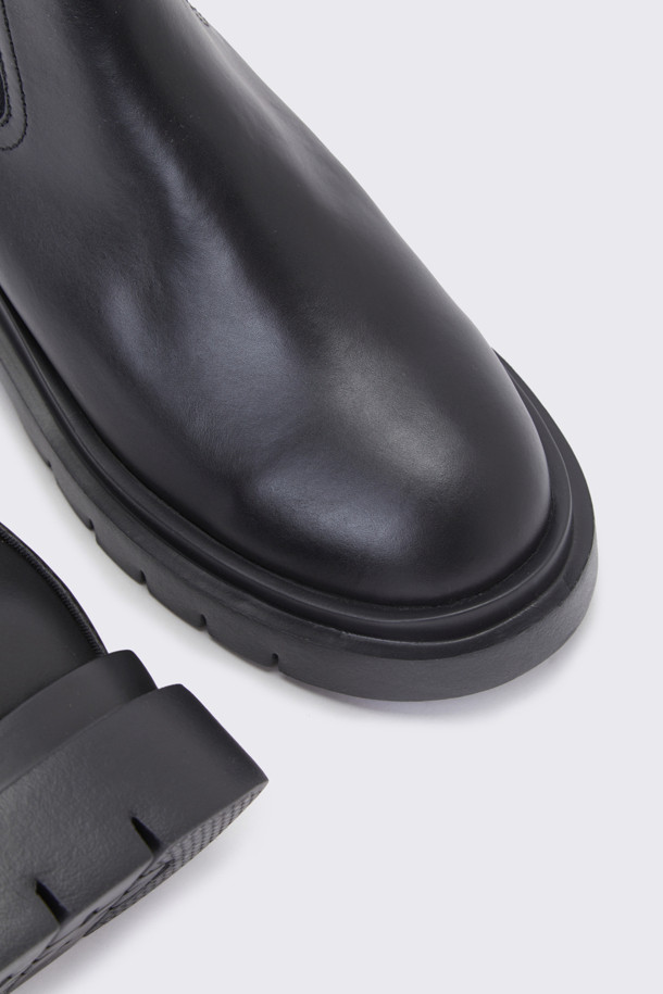 워커 앵클 부츠(블랙)는 여성용 첼시 부츠로, 가을과 겨울에 착용하기 좋습니다. 라운드 앞코와 가죽 소재로 제작되었으며, 로우힐 굽으로 편안한 착용감을 제공합니다. 무지 디자인에 고무밴드 신발 여밈으로 신고 벗기 편리하며, 발이 길어 보이는 디자인이 특징입니다. 데일리룩, 출근룩, 모임룩에 잘 어울리며, 클래식, 미니멀, 시크 스타일을 연출할 수 있습니다.
