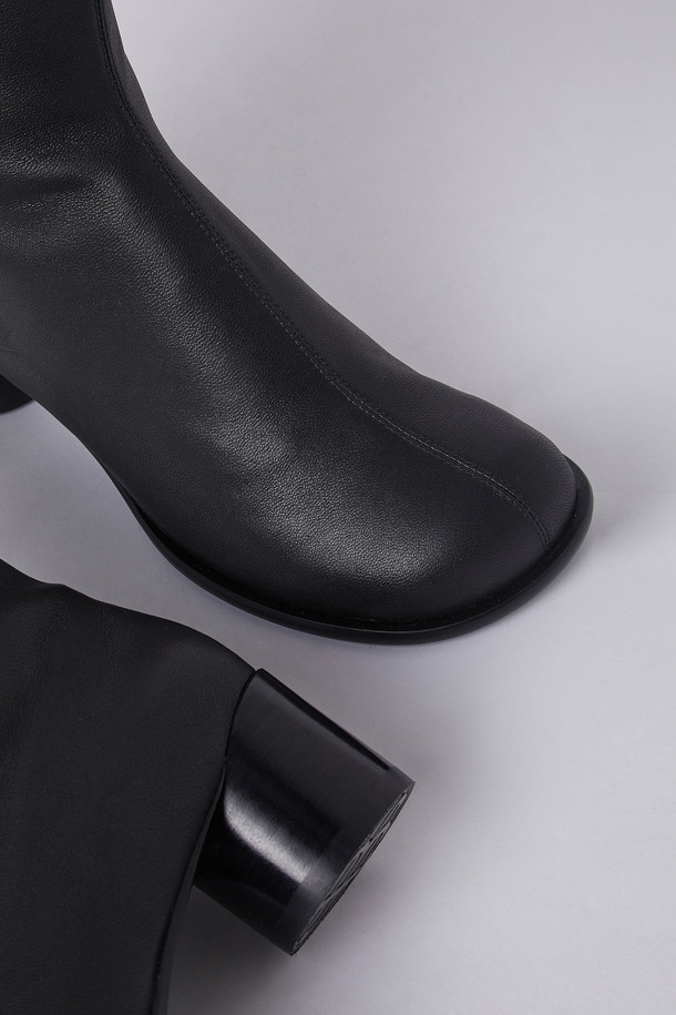 소르베 앵클 부츠(블랙)는 여성스러운 겨울 데일리룩, 출근룩, 모임룩에 잘 어울리는 앵클 부츠입니다. 둥근 코 디자인에 5cm 블록힐로 안정적인 착화감을 제공하며, 와이드 발볼로 편안함을 더했습니다. 램스판 소재에 스판 안감을 사용하여 부드럽고 따뜻하며, 두 겹의 스판이 발목을 감싸는 디자인으로 세련된 스타일을 연출합니다. 무지 패턴의 슬립온 스타일로 미니멀, 클래식, 시크 룩에 매치하기 좋습니다. 가을, 겨울 시즌에 폭넓게 활용할 수 있는 필수 아이템입니다.
