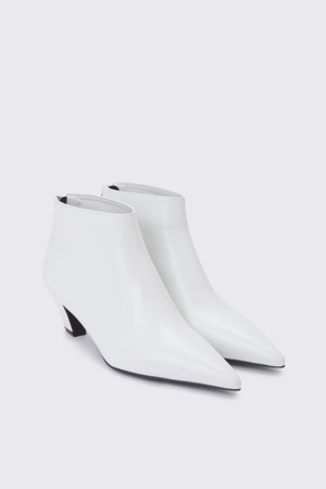 Low heel ankle bootie(white)