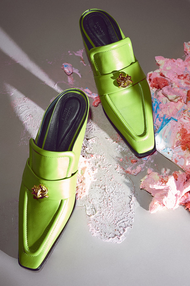 플링 스타 뮬(그린)은 부드러운 양가죽 소재의 여성 샌들입니다. 일상, 오피스룩에 잘 어울리며 봄, 여름 시즌에 착용하기 좋습니다. 스퀘어 앞코와 일자굽, 굽 높이 6cm로 세련된 실루엣을 연출합니다. 매듭 형태 장식과 둥근 볼륨감의 발등 테두리, 곡선 디자인 인솔, 3mm 스펀지 적용으로 편안한 착화감을 제공합니다. 미니멀, 클래식, 시크 스타일의 오피스룩, 데이트룩, 모임룩에 매치하여 스타일리시하게 연출해보세요.
