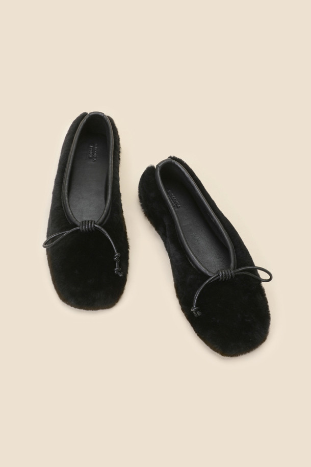 SUECOMMA BONNIE - 플랫 - Ribbon fur flat shoes(black)