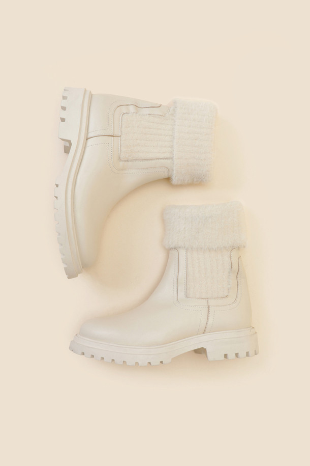 SUECOMMA BONNIE - 부츠/워커 - Fuzzy chelsea boots(ivory)