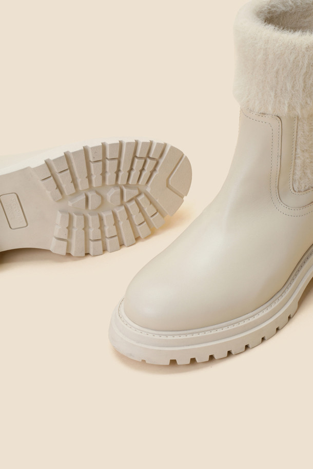 SUECOMMA BONNIE - 부츠/워커 - Fuzzy chelsea boots(ivory)