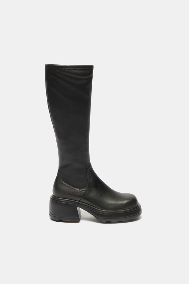 슬림 핏 스판 롱 부츠는 여성만을 위한 신발로, 가을과 겨울에 특히 잘 어울립니다. 블랙 컬러의 라운드 토 디자인이며, 7cm 청키힐로 안정적인 착화감을 선사합니다. 발볼은 슬림하게 제작되었으며, 스판 소재를 사용하여 다리 라인을 더욱 슬림하게 연출해 줍니다. 지퍼형 여밈과 미드컷 탑라인으로 편안하게 신고 벗을 수 있으며, IP소재를 사용하여 접지력이 우수하고 경량화된 무게감으로 활동성을 높였습니다. 출근룩, 모임룩 등 다양한 TPO에 클래식, 미니멀, 시크 스타일을 더해 세련된 룩을 완성해 보세요.
