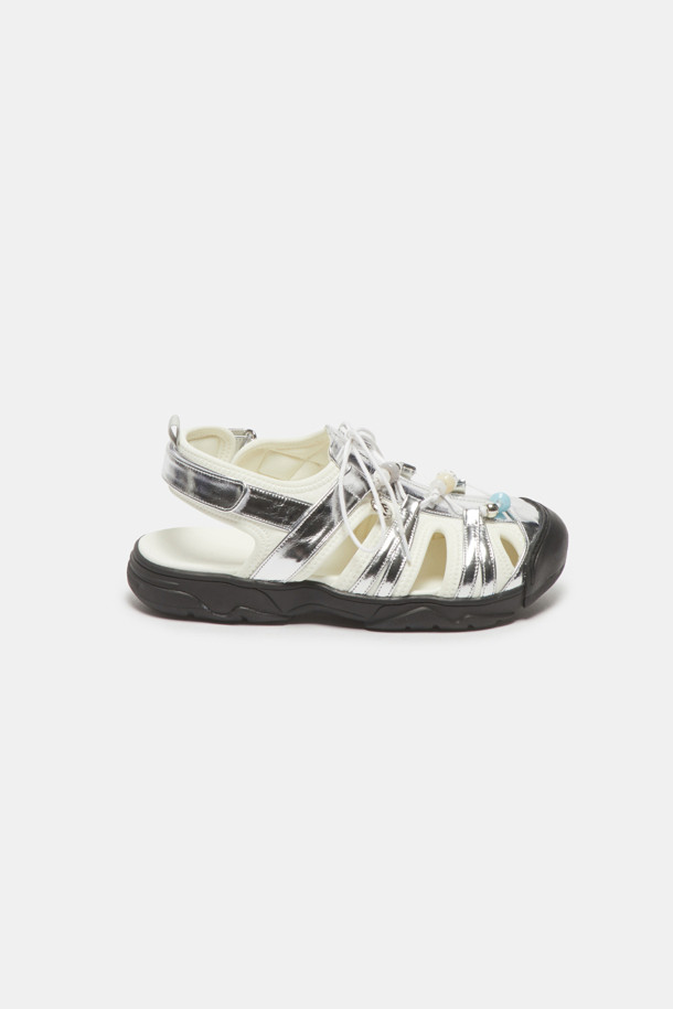 Fev 샌들(실버)는 여성용 샌들로, 데일리룩과 휴양지룩에 모두 잘 어울립니다. 소가죽, 매시, 나일론, 네오프렌 소재를 사용하여 편안함과 스타일을 동시에 잡았습니다. 실버 컬러에 벨크로 여밈으로 편의성을 더했으며, 비즈 장식, 측면 및 발등 컷아웃 디테일이 돋보입니다. 신끈 탈착 및 사이즈 조절 기능, 그리고 통기성이 뛰어나 봄, 여름 시즌에 유행을 타지 않고 오랫동안 착용할 수 있는 아이템입니다. 페미닌, 유니크, 아웃도어 스타일을 모두 아우르는 이 샌들을 여행지에서 미니멀하고 리조트룩으로 연출해 보세요.
