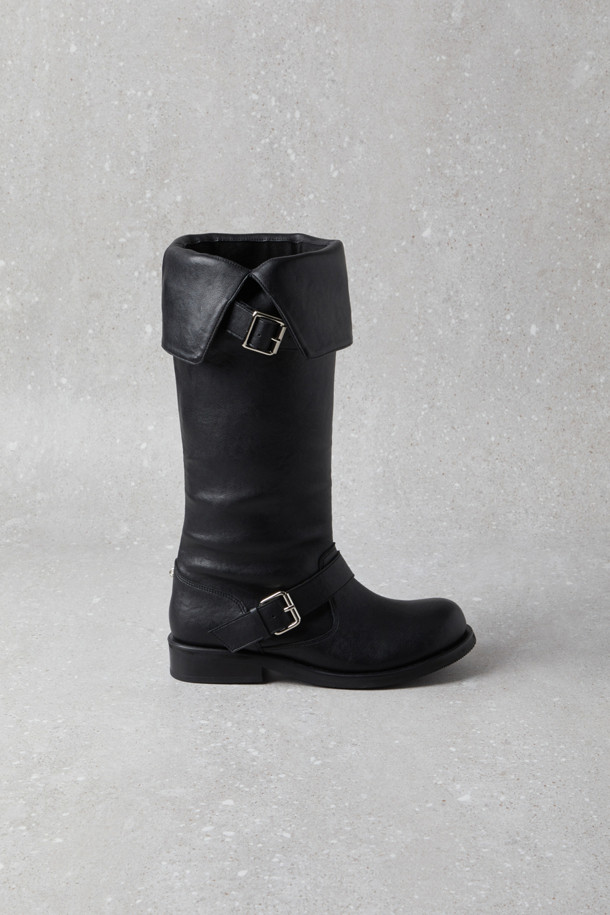 Fev Comfy (페브 컴피) 버클 슬라우치 부츠(블랙)는 라운드 앞코에 중간 굽, 통굽 디자인으로 편안함을 강조한 여성 부츠입니다. 라미네이팅 가죽 소재에 은은한 광택이 고급스러움을 더하며, 상단과 발등의 메탈 버클 장식이 시크한 포인트를 더합니다. 슬라우치 탑라인으로 다리가 더욱 슬림해 보이는 효과를 주며, 필요에 따라 접어서 미디 부츠로도 활용 가능합니다. 데이트룩, 모임룩 등 다양한 TPO에 클래식, 미니멀, 시크한 스타일을 연출하기 좋습니다. 블랙 컬러의 무지 디자인으로 어떤 옷에도 쉽게 매치하여 스타일리시한 룩을 완성할 수 있습니다.
