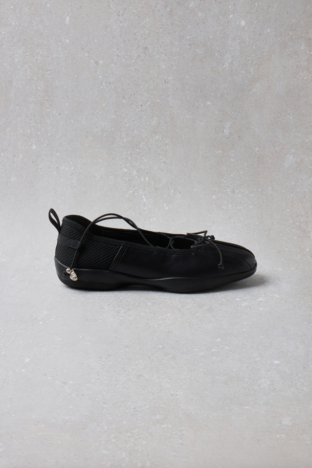 Fev(페브) Comfy 발레 스니커즈(블랙)는 여성용 발레 스니커즈입니다. 봄, 여름, 가을 계절에 맞춰 일상, 동네 마실룩, 카페룩, 산책룩 등 다양한 TPO에 활용하기 좋습니다. 라운드 앞코와 플랫 굽 디자인으로 편안함을 강조했으며, 메시 소재와 쿠션 인솔이 편안한 착용감을 선사합니다. 클래식, 미니멀, 걸리시 스타일을 모두 소화하며, Fev 심볼 참 장식, 힐 탭 디테일, 앞코 주름 디테일이 돋보입니다. 블랙 컬러의 무지 패턴으로 어떤 옷에도 쉽게 매치할 수 있는 데일리 아이템입니다.
