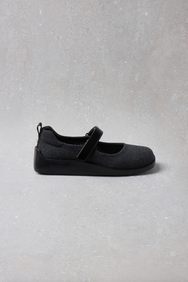 Fev_Young 뮤즈 메리 제인 스니커즈(그레이)는 여성용 메리제인 스니커즈입니다. 라운드 앞코 디자인에 벨크로 신발여밈으로 편안하게 착용할 수 있으며, 일상생활에서 활용하기 좋습니다. 경량 아웃솔과 유광 스트랩이 특징이며, 힐탭의 Fev 심볼 장식으로 포인트를 더했습니다. Fev 신꾸 액세서리를 추가하여 개성을 연출하거나, 리본 브로치로 걸리시한 스타일을 완성할 수도 있습니다. 봄, 여름, 가을 계절에 어울리는 캐주얼, 미니멀, 걸리시 스타일의 신발로 동네 마실룩이나 카페룩에 매치하기 좋습니다.
