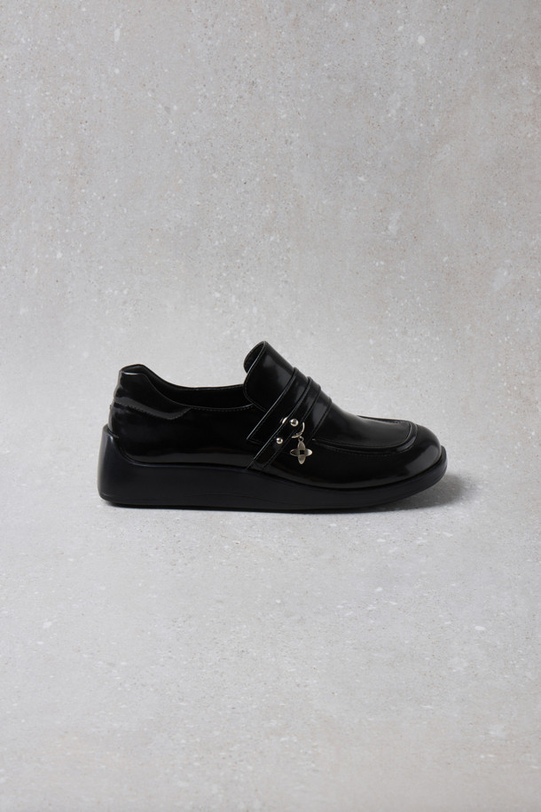 Fev_Young muze 로퍼(블랙)는 여성용 데일리 로퍼입니다. 봄, 가을에 착용하기 좋으며, 라운드 앞코와 플랫 굽으로 편안한 착용감을 제공합니다. 블랙 컬러의 무지 디자인으로, 오피스룩과 모임룩 등 다양한 TPO에 잘 어울립니다. 경량 아웃솔과 금속 장식 포인트가 돋보이며, 스트랩 탈부착 및 리본 브로치 장식으로 클래식하고 미니멀한 스타일을 연출할 수 있습니다. 가볍게 착용 가능한 로퍼를 찾으시는 분들께 추천합니다.
