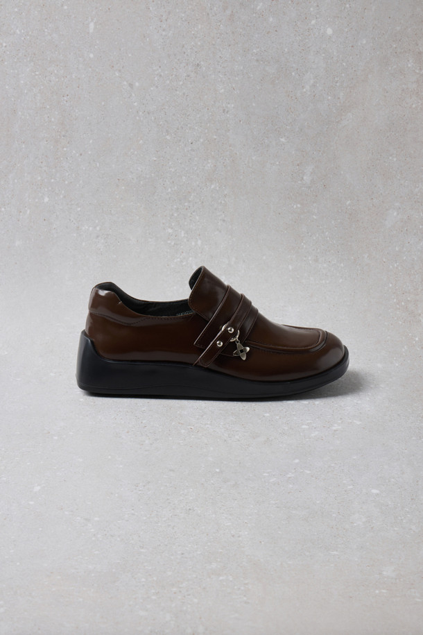 Fev_Young muze 로퍼(브라운)는 여성용 로퍼로, 데일리룩에 적합한 디자인입니다. 봄, 여름, 가을 계절에 착용하기 좋으며, 라운드 앞코와 브라운 컬러가 특징입니다. 합성가죽 소재의 로우힐 로퍼로, 경량 아웃솔과 금속 장식이 더해져 클래식한 무드를 연출합니다. 스트랩 탈부착이 가능하며, 리본 브로치를 장착하여 포인트를 줄 수도 있습니다. 데이트룩, 카페룩, 출근룩 등 다양한 TPO에 클래식, 미니멀, 캐주얼 스타일로 연출하기 좋습니다.
