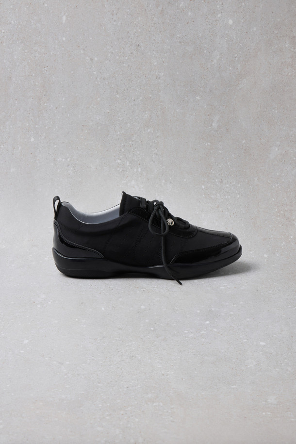 Fev_Foil 스니커즈(블랙)는 여성용 운동화입니다. 부드러운 합성가죽 소재에 라운드 앞코 디자인으로 편안한 착화감을 제공합니다. 무지 패턴에 로우탑 디자인, 레이스업 여밈으로 캐주얼, 미니멀, 클래식 스타일을 연출할 수 있습니다. 쿠션 인솔과 유연한 아웃솔, 힐탭 디테일, 펀칭 및 스티치 디테일이 돋보이며, 슬림한 실루엣으로 동네 마실룩, 산책룩에 적합합니다. 플랫 굽으로 편안함을 더했습니다.
