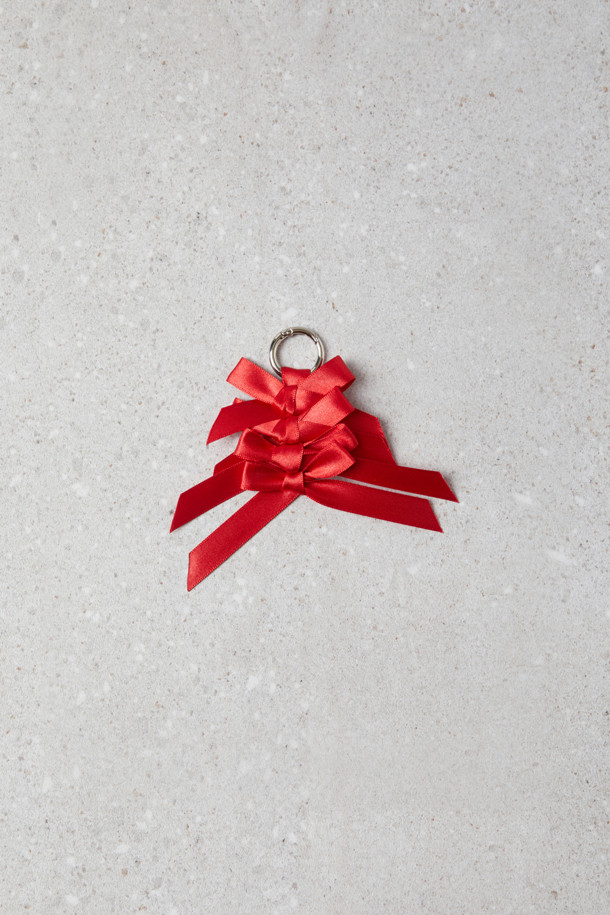 Fev(페브) 리본 브로치_small(레드)는 우아한 스타일을 연출하는 Fev(페브)의 시그니처 액세서리입니다. 겹쳐진 리본 디테일과 O링, 클립 디자인으로, 데이트룩, 모임룩, 파티룩에 포인트 아이템으로 활용하기 좋습니다. 클래식, 로맨틱, 걸리시 스타일을 즐기는 분들께 추천하며, 작은 사이즈로 가방, 의류 등에 간편하게 장식할 수 있습니다. 리본 후면에는 장식용 고리가 있어 다양한 방식으로 스타일링할 수 있습니다. "Love Bold Walk Free", 청춘과 열정을 표현하며 자유로운 표현을 추구하는 컨셉을 담았습니다.
