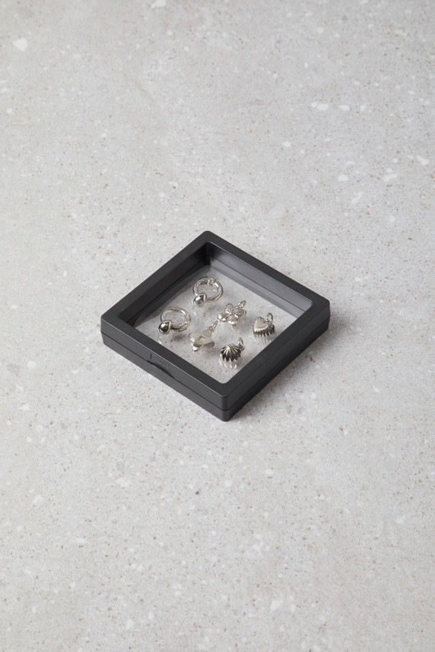 Fev_Charm set(실버)는 신발을 개성 있게 꾸며주는 슈즈 참 세트입니다. 메탈 소재로 제작되어 시크하고 미니멀한 스타일을 연출하며, 은은한 실버 컬러가 어떤 룩에도 포인트를 더합니다. 하트, 불꽃, 물방울 디자인의 참으로 구성되어 있어, DIY를 통해 나만의 스타일을 완성할 수 있습니다. O링과 결합하거나, 슈레이스에 단독으로 사용하여 데이트룩, 쇼핑룩, 동네 마실룩 등 다양한 TPO에 활용하기 좋습니다.
