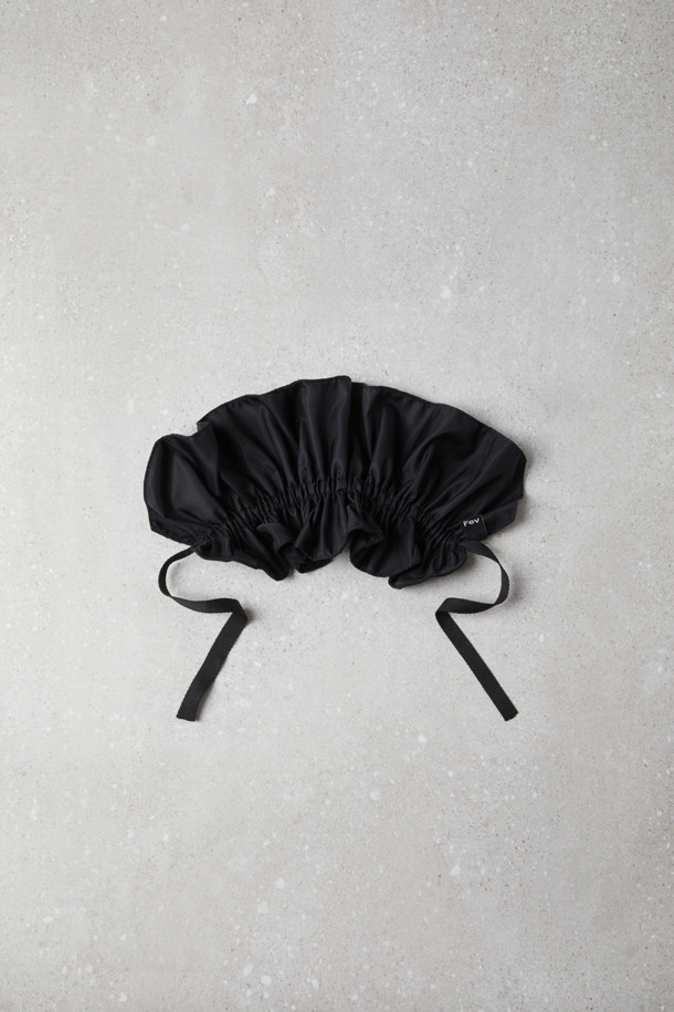 Fev 앵클 링(블랙)은 여성 패션을 위한 액세서리입니다. 블랙 컬러의 앵클 링으로, 러플 디테일이 로맨틱하고 캐주얼, 미니멀한 스타일을 연출합니다. 끈형 방식으로 사이즈 조절이 가능하며, 헤어스크런치로도 활용할 수 있습니다. 데이트룩, 카페룩, 모임룩 등 다양한 TPO에 매치하여 개성 있는 스타일을 완성해보세요. 양쪽 끈으로 여미는 구조와 러플 고정 구조로, 다용도로 활용 가능합니다.
