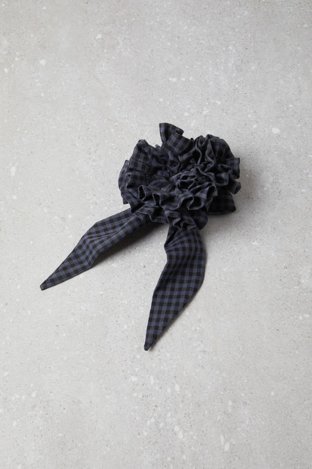 페브 러플 헤어 스크런치(네이비)는 여성스러운 스타일을 완성해 줄 헤어 액세서리입니다. 풍성한 러플 디테일과 긴 리본 장식이 돋보이며, 볼륨감 있는 실루엣으로 사랑스러운 무드를 연출합니다. 네이비 컬러의 체크 패턴은 로맨틱하면서도 클래식한 분위기를 더합니다. 데이트룩, 카페룩, 모임룩 등 다양한 TPO에 활용 가능하며, 편안한 착용감을 선사합니다. 리본으로 다양한 스타일을 연출하여 페미닌한 매력을 뽐내보세요.
