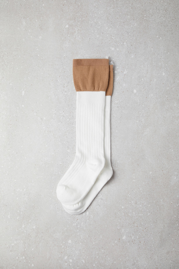 Fev_Layered mid socks(화이트)는 양말 상단 레이어링 디자인으로 포인트를 준 미드 삭스입니다. 발등부터 종아리까지 여유 있는 핏으로 편안한 착용감을 선사하며, 자연스럽게 흘러내리는 실루엣이 특징입니다. 톤 배색 디자인으로 한층 더 스타일리시하며, 일상에서 캐주얼, 미니멀, 클래식 스타일 모두 소화 가능합니다. 동네 마실룩이나 집콕룩에 매치하여 레이어드 효과를 한 번에 완성할 수 있는 실용적인 디자인입니다. 가볍고 편안한 착용감으로 데일리하게 즐겨보세요.
