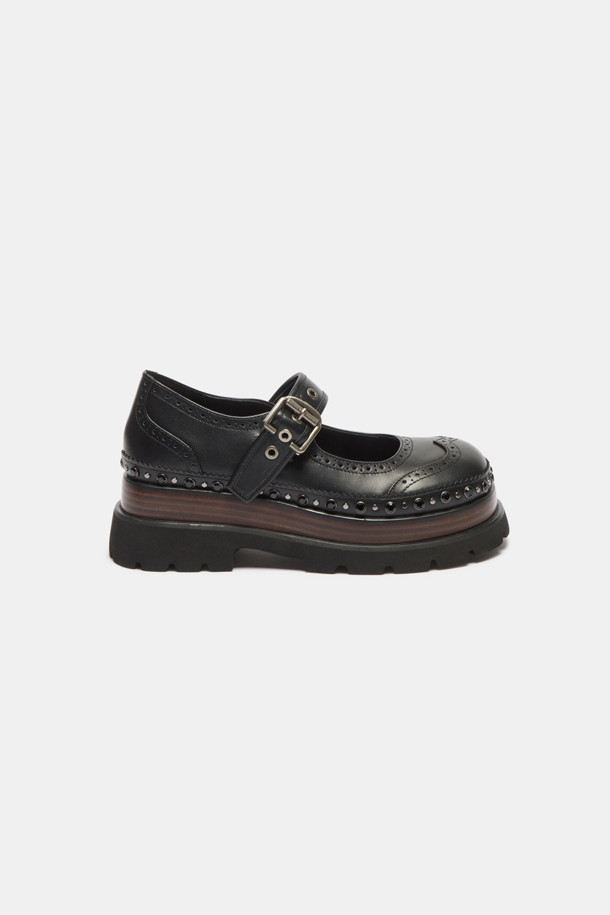Chunky mary jane loafer(black)는 여성스러운 매력과 시크한 분위기를 동시에 연출하는 메리 제인 로퍼입니다. 소가죽 소재로 제작되어 고급스러우며, 펀칭 디테일과 스터드 장식이 돋보입니다. 굽 타입은 청키힐로 안정적인 착화감을 제공하며, 블랙과 브라운 두 가지 색상으로 출시되었습니다. 출근룩, 모임룩, 데이트룩 등 다양한 TPO에 클래식, 캐주얼, 시크한 스타일을 더해 세련된 룩을 완성해 보세요.
