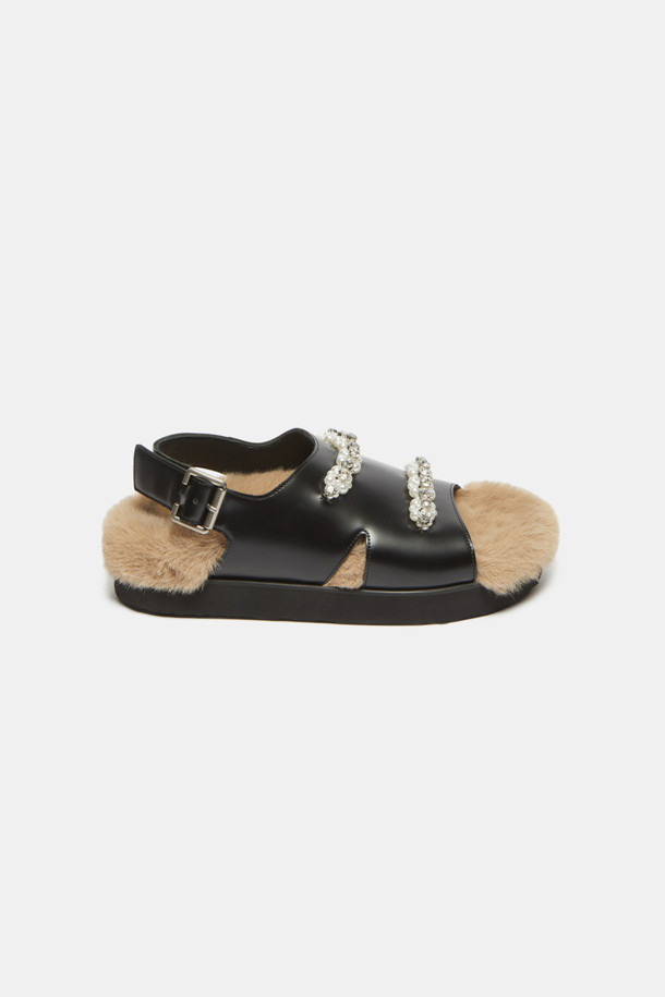 Furridge jewelry sandal(black)는 부드러운 소가죽과 고급스러운 인조 퍼 소재로 제작된 여성 샌들입니다. 블랙 컬러에 오픈형 디자인으로, 데이트룩과 모임룩에 세련된 포인트를 더합니다. 안감 전체가 퍼로 마감되어 뛰어난 보온성을 제공하며, 진주와 보석 장식이 더해져 고급스러운 분위기를 연출합니다. 클래식, 미니멀, 로맨틱 스타일을 즐기는 여성분들께 추천하며, 겨울철에도 스타일리시함을 놓치지 않도록 돕습니다.
